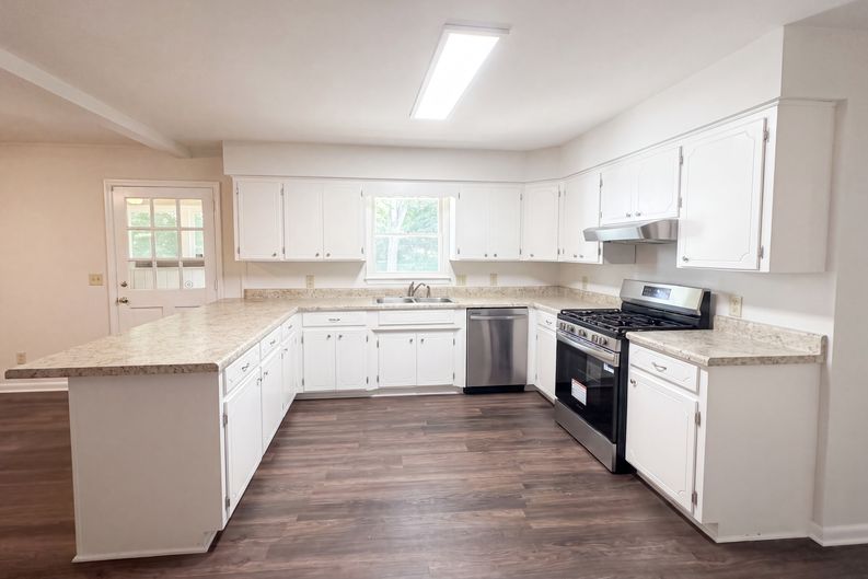Photo 6 of 39 of 604 Meadowbrook Dr, Spartanburg, SC