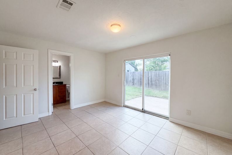 Photo 9 of 17 of 703 Midland Ct, Houston, TX