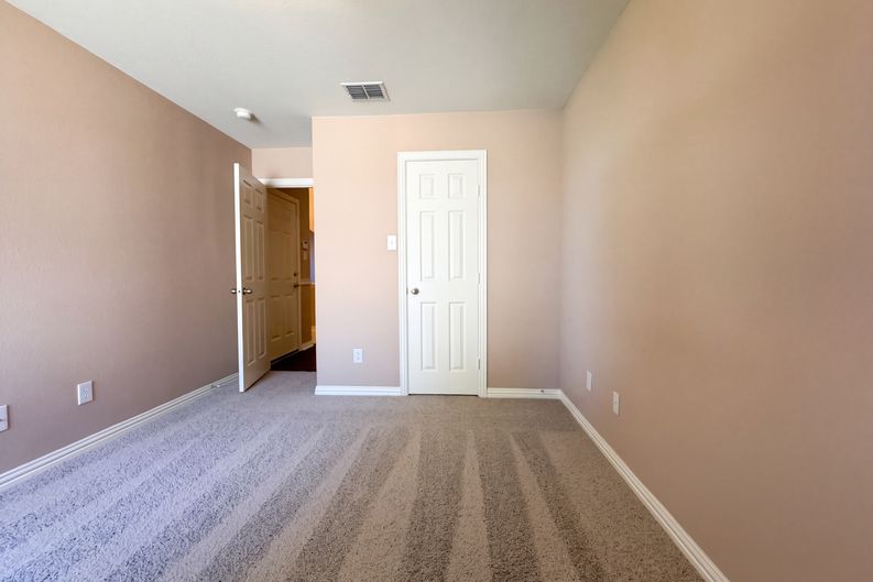 Photo 11 of 21 of 5327 Lake Gardens Dr, Grand Prairie, TX