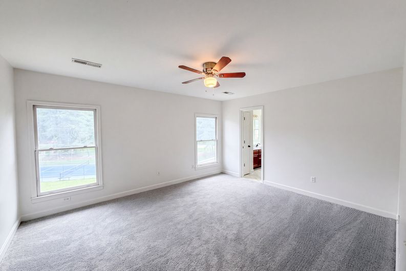 Photo 4 of 33 of 8542 Oxford Dr, Knoxville, TN
