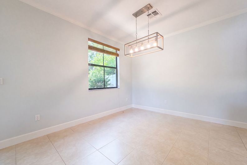 Photo 6 of 30 of 4967 NW 59th St, Tamarac, FL