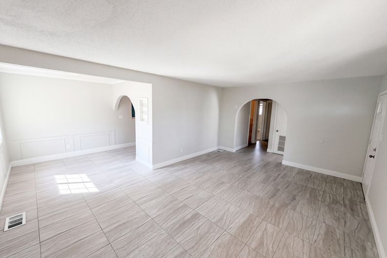 Photo 3 of 20 of 17787 Ivy Ave, Fontana, CA
