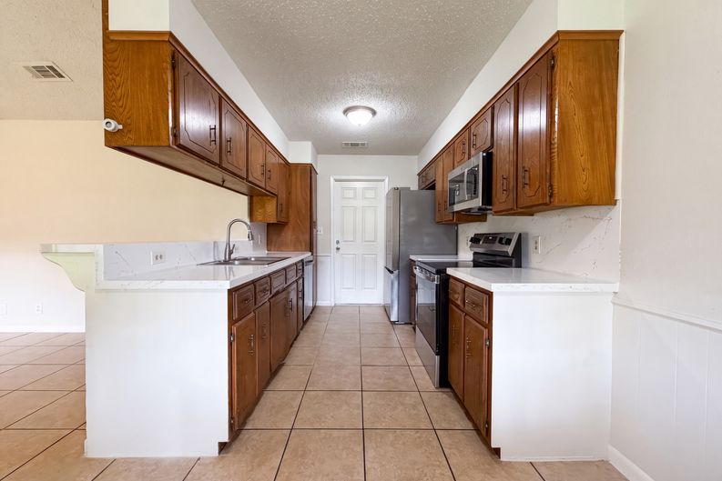 Photo 8 of 17 of 8 Sunnybrook St, Angleton, TX