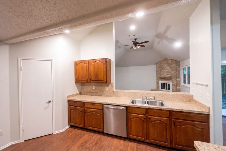 Photo 12 of 21 of 9511 Elm Gln, San Antonio, TX