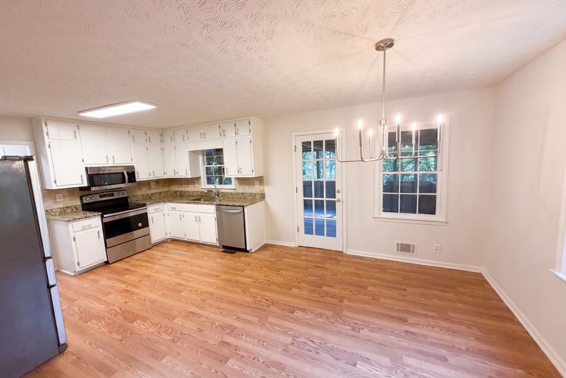 Photo 9 of 35 of 1825 Marsh Creek Dr, Lawrenceville, GA
