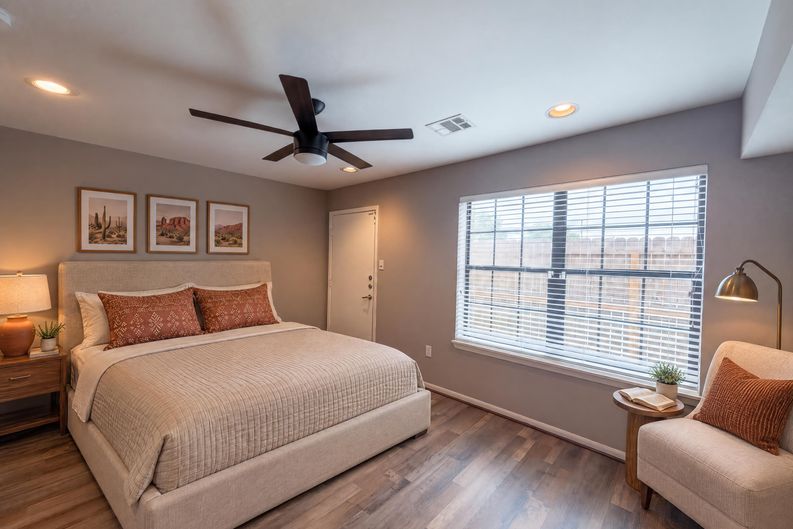 Photo 6 of 25 of 310 S Jensen Dr, Houston, TX