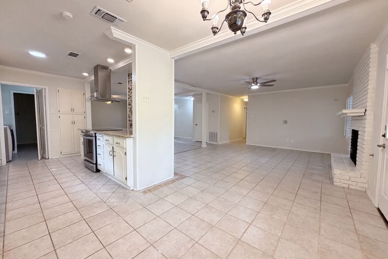 Photo 8 of 21 of 326 De Soto Dr, Universal City, TX