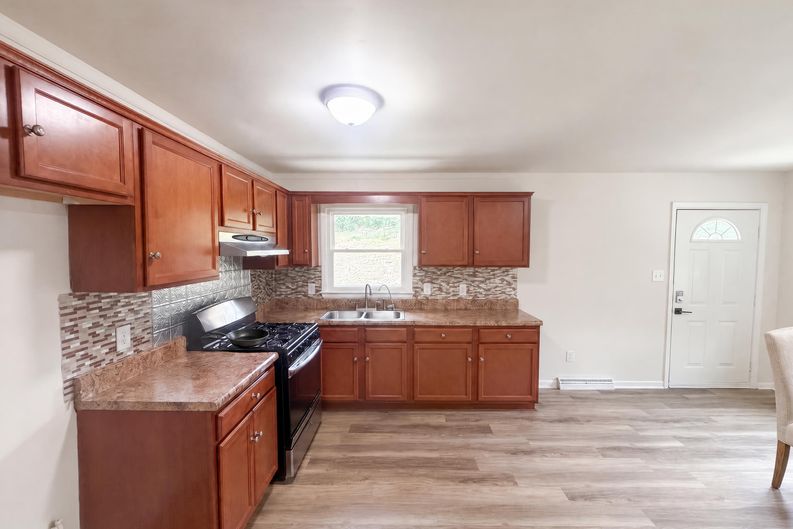 Photo 19 of 26 of 1502 W Meadowview Rd, Greensboro, NC