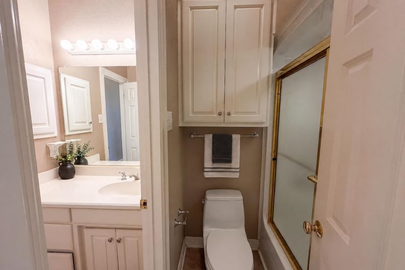 Photo 19 of 29 of 619 Edgewood Ln, Red Oak, TX