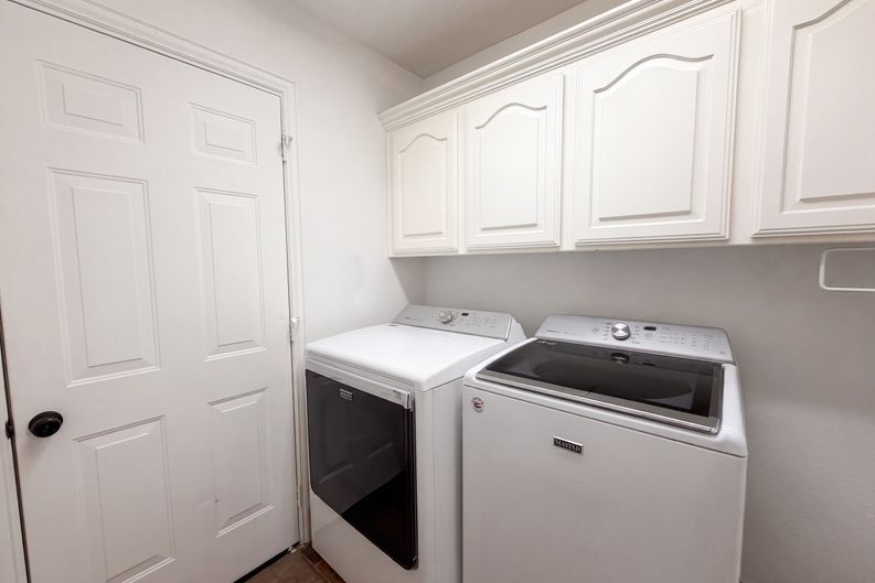 Photo 14 of 17 of 1623 W Pleasant Dr, Midlothian, TX