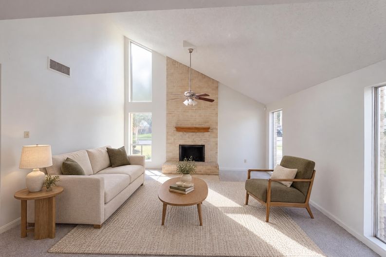 Photo 3 of 17 of 15803 Dunmoor Dr, Houston, TX