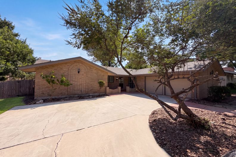 Photo 17 of 21 of 326 De Soto Dr, Universal City, TX
