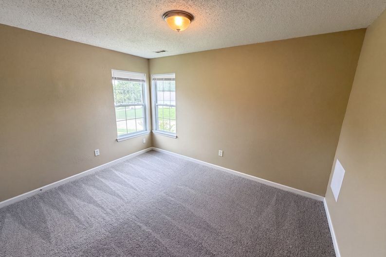 Photo 12 of 35 of 11307 Narrowleaf Dr, Indianapolis, IN