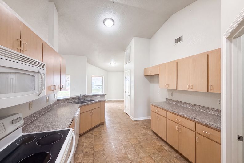 Photo 6 of 19 of 1038 Highland Crest Cir, Lake Wales, FL