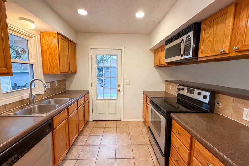 Photo 6 of 22 of 2807 Ohenry Rd, Brooklyn Center, MN