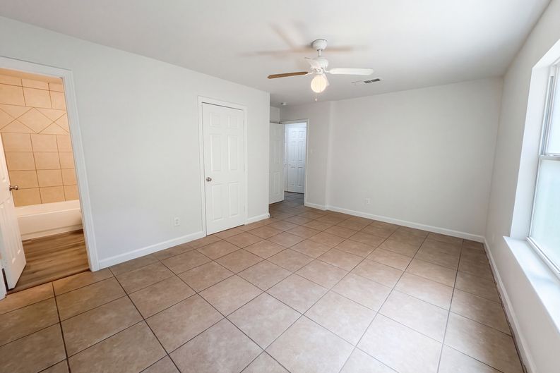 Photo 4 of 17 of 1322 E Waco Ave, Dallas, TX