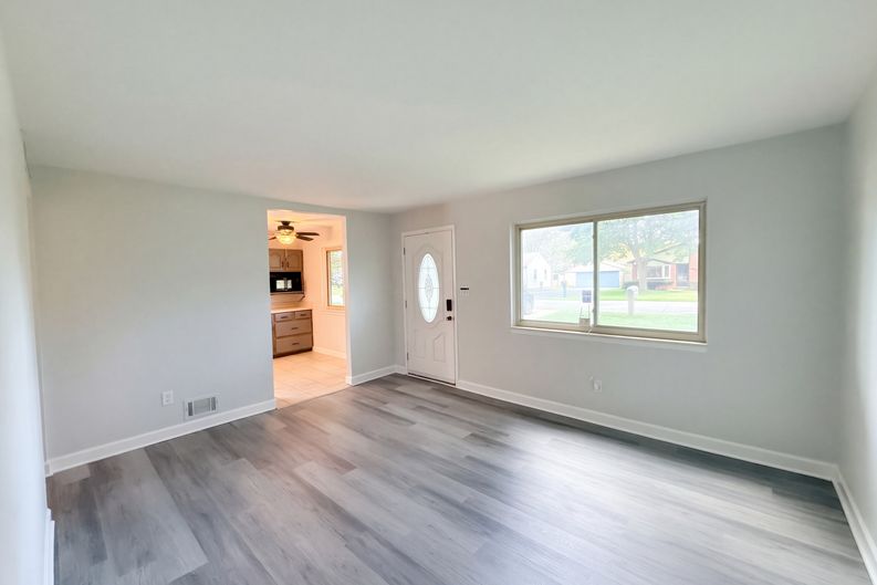 Photo 3 of 17 of 16108 Ziegler St, Taylor, MI