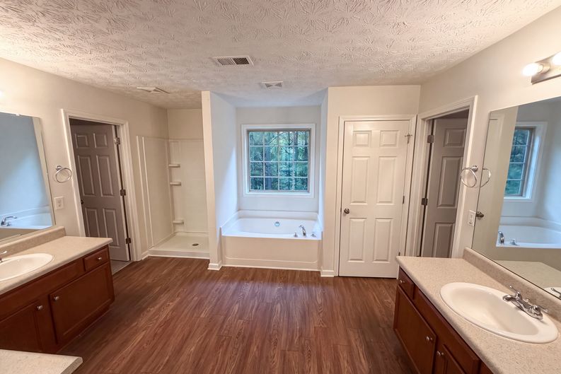 Photo 9 of 28 of 5747 Union Pointe Dr, Union City, GA