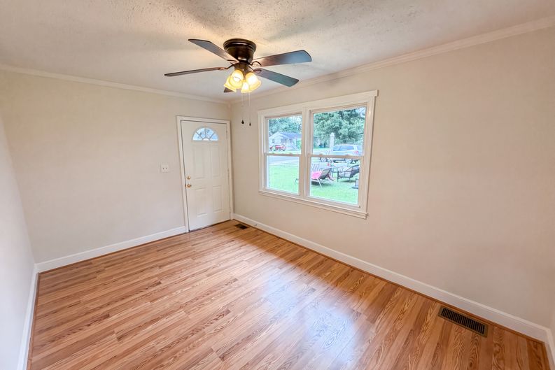 Photo 9 of 23 of 1521 Herrin Ave, Charlotte, NC