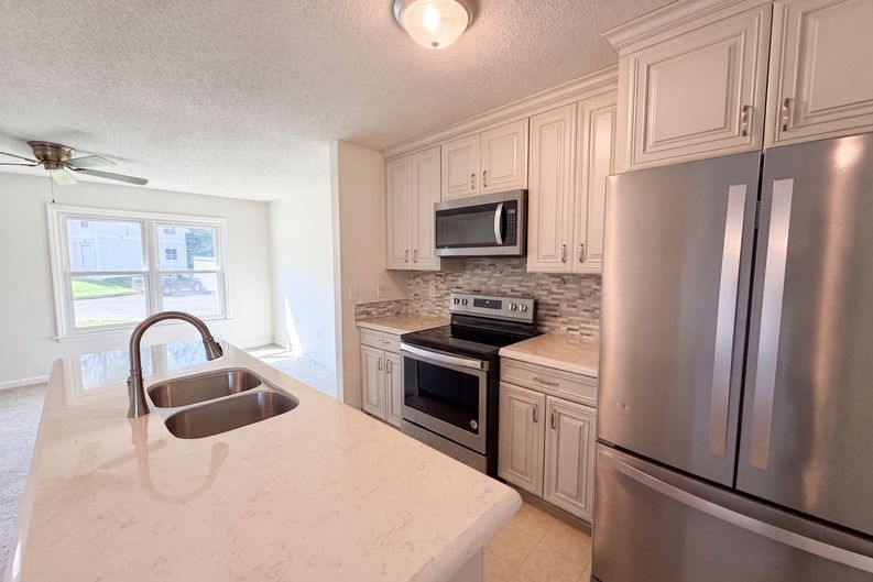 Photo 8 of 22 of 889 Salem Pointe Ln, Winston Salem, NC