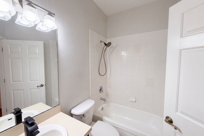 Photo 13 of 24 of 33450 Irongate Dr, Leesburg, FL