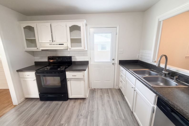 Photo 7 of 18 of 509 Greenbriar Rd, Greensboro, NC