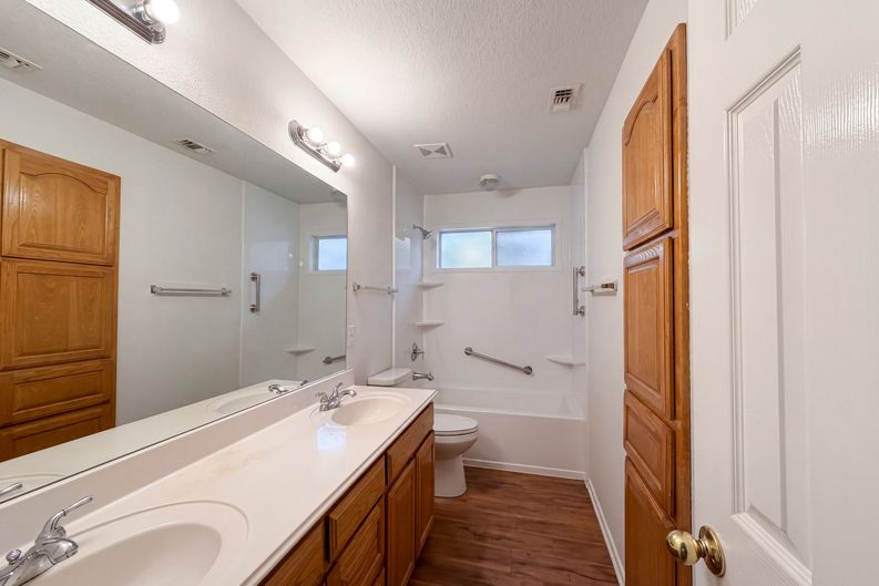 Photo 18 of 27 of 6218 Kingswood Dr, Arlington, TX