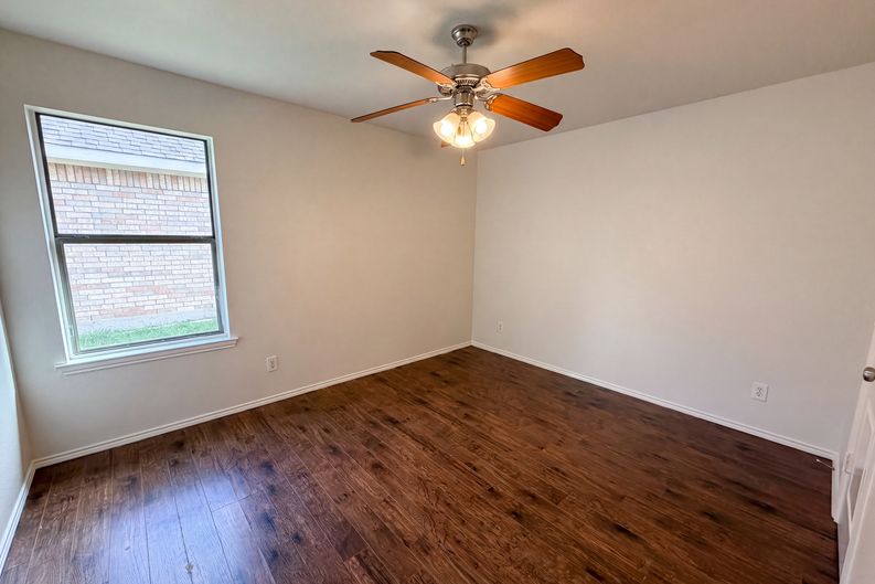 Photo 12 of 17 of 1618 Hillside Dr, Waxahachie, TX