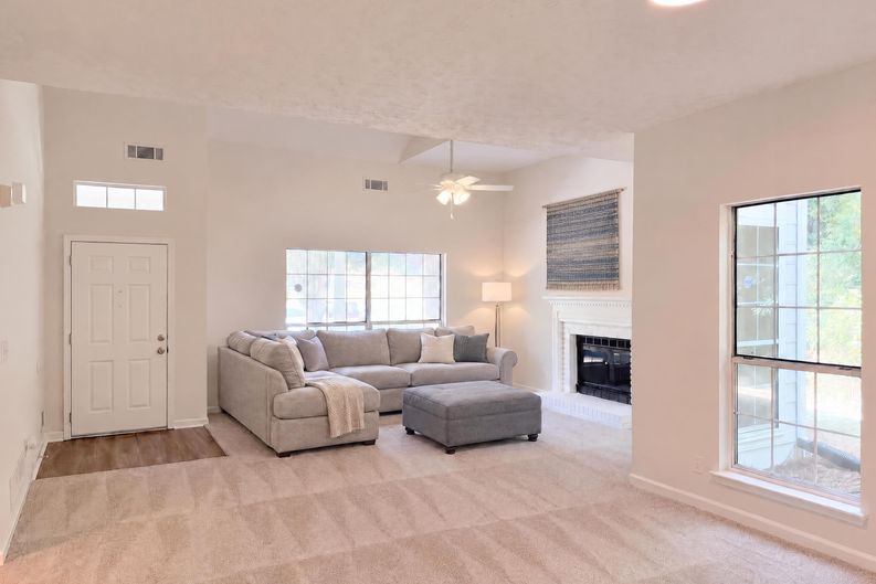 Photo 3 of 38 of 901 Lauren Kay Ct, Lawrenceville, GA