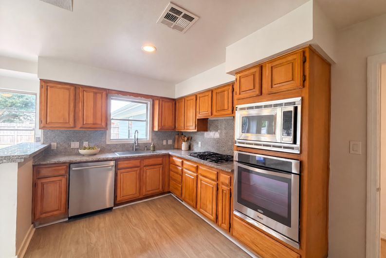 Photo 8 of 29 of 3026 Deal St, Houston, TX