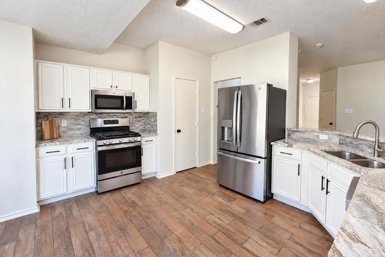Photo 3 of 25 of 4541 Crystal Ln, Garland, TX