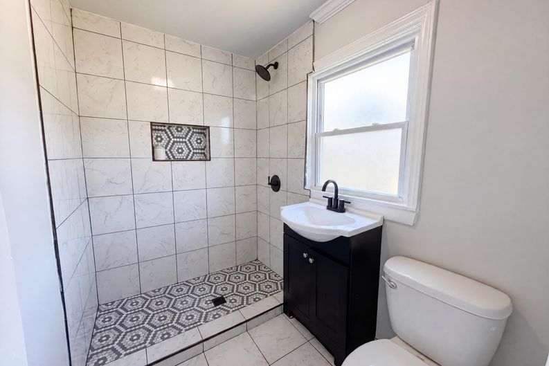 Photo 11 of 15 of 123 E Farmview St, Gastonia, NC