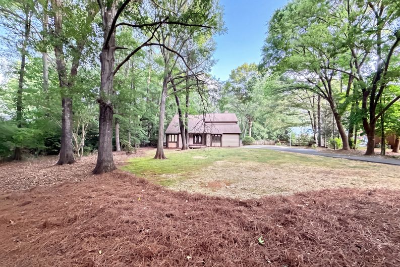 Photo 18 of 25 of 608 Amanda Dr, Matthews, NC