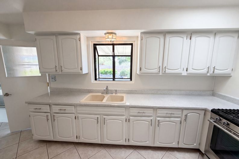 Photo 6 of 25 of 650 S Kenyon Dr, Tucson, AZ