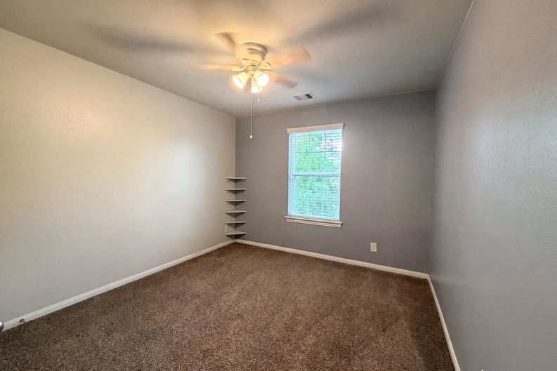 Photo 11 of 22 of 18664 Legend Oaks Dr, Magnolia, TX