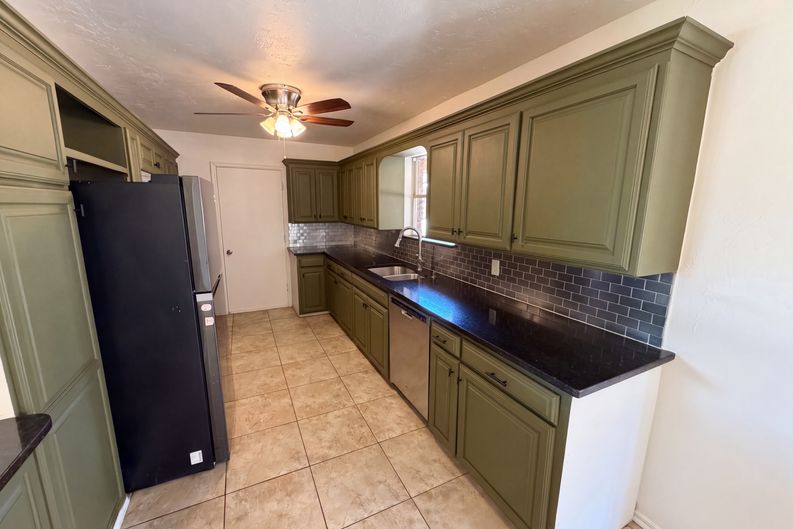 Photo 6 of 20 of 5320 Beverly Dr, Guthrie, OK