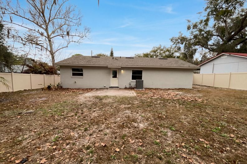 Photo 5 of 21 of 806 Wedgewood Dr, Mount Dora, FL