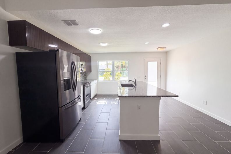 Photo 8 of 22 of 2840 S Shade Ave, Sarasota, FL
