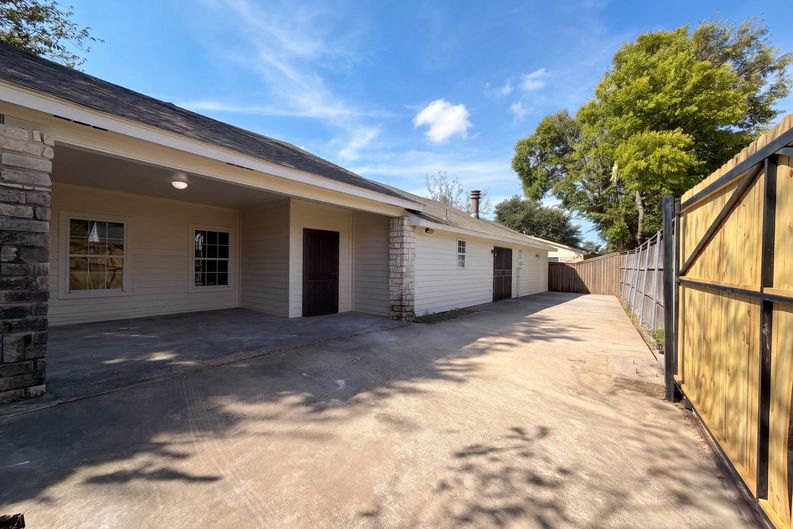 Photo 5 of 14 of 404 Vincent St, Cedar Hill, TX