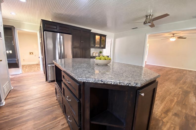 Photo 9 of 35 of 1607 Timberline Dr, Henderson, TX