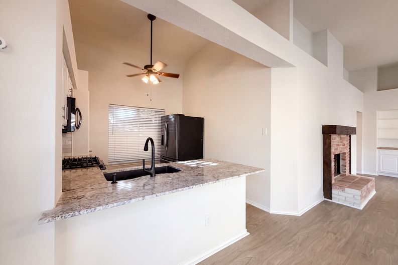 Photo 7 of 21 of 11823 Meadowchase Dr, Houston, TX