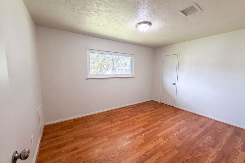 Photo 13 of 19 of 609 Heather Ln, Friendswood, TX