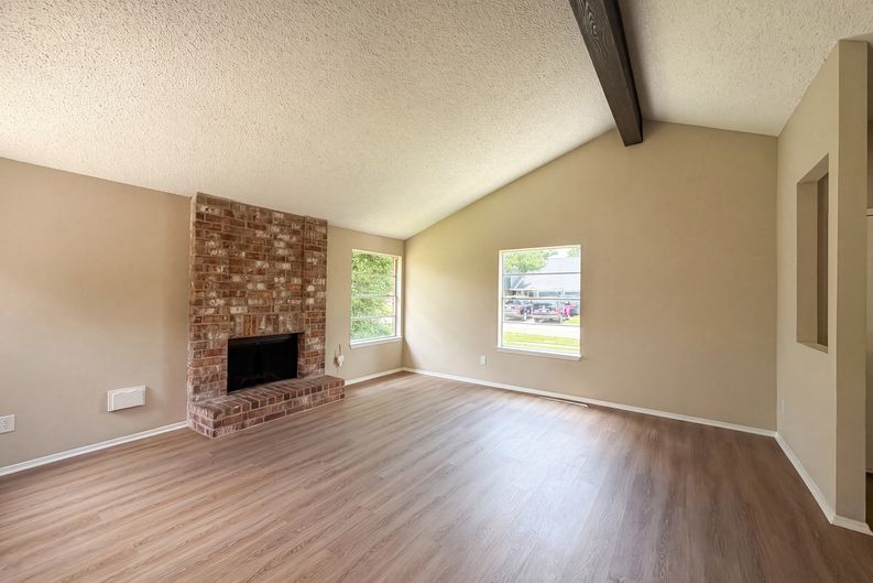 Photo 3 of 17 of 5602 Briarwood Forest Dr, Houston, TX
