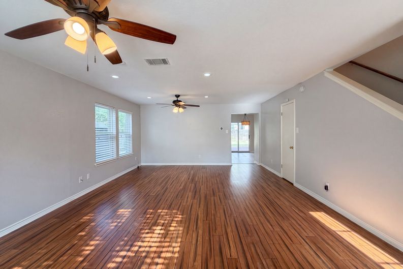 Photo 3 of 16 of 1722 Woods Blvd, Round Rock, TX