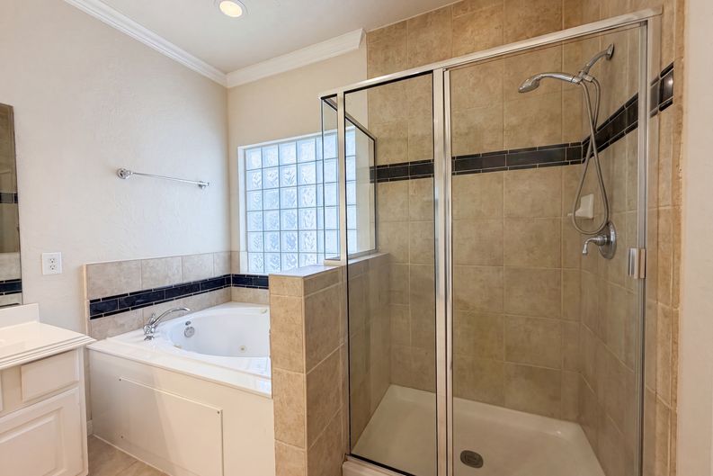 Photo 13 of 21 of 2942 Royal Oaks Crst, Houston, TX