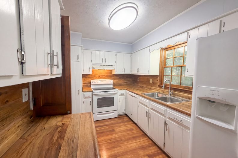 Photo 17 of 24 of 3318 Ben Hill St SW, Marietta, GA