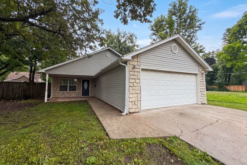 Photo 15 of 17 of 905 S Butler Ter, Harrisonville, MO