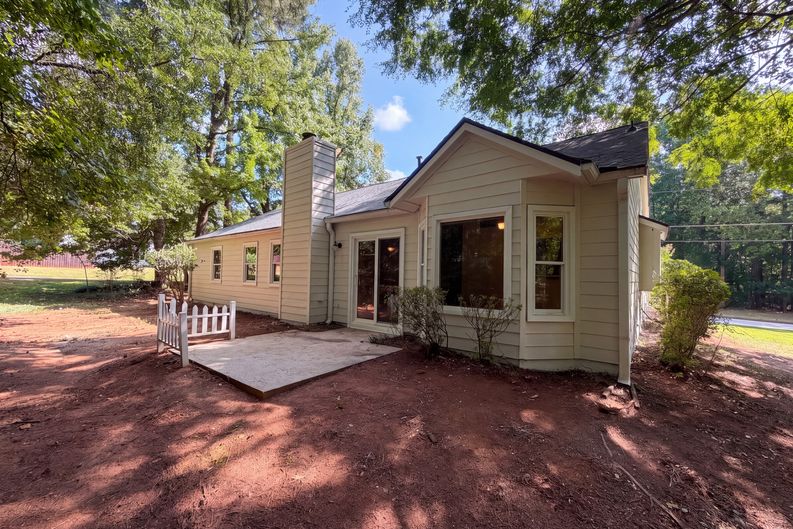 Photo 5 of 15 of 3725 Windy Hill Dr SE, Conyers, GA