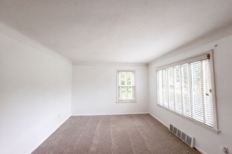 Photo 3 of 26 of 6652 Oakwood Dr, Independence, OH