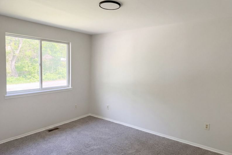 Photo 4 of 28 of 21425 Averhill St, Farmington Hills, MI